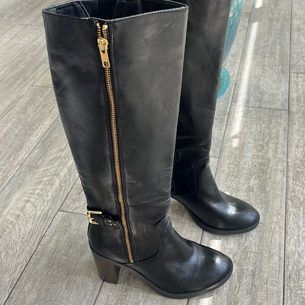 Womens knee high black boots great condition